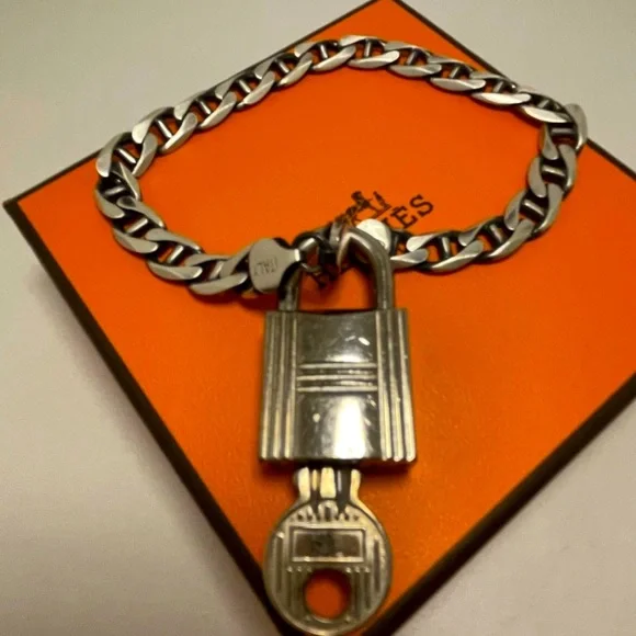 AUTHENTIC Hermes palladium lock and key:
Sterling silver bracelet - Picture 5 of 15